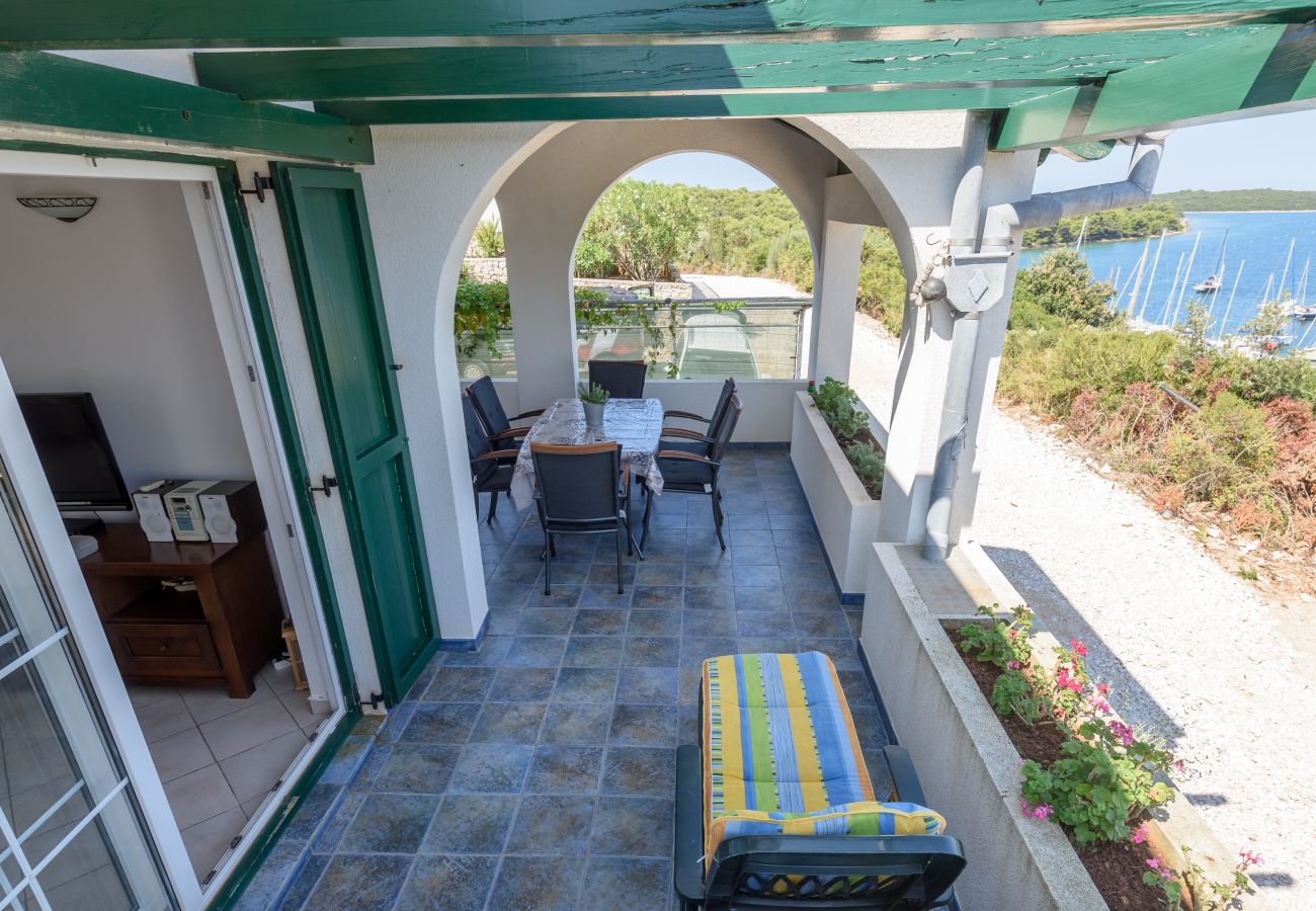 House in Veli Rat - Vacation house Mirta