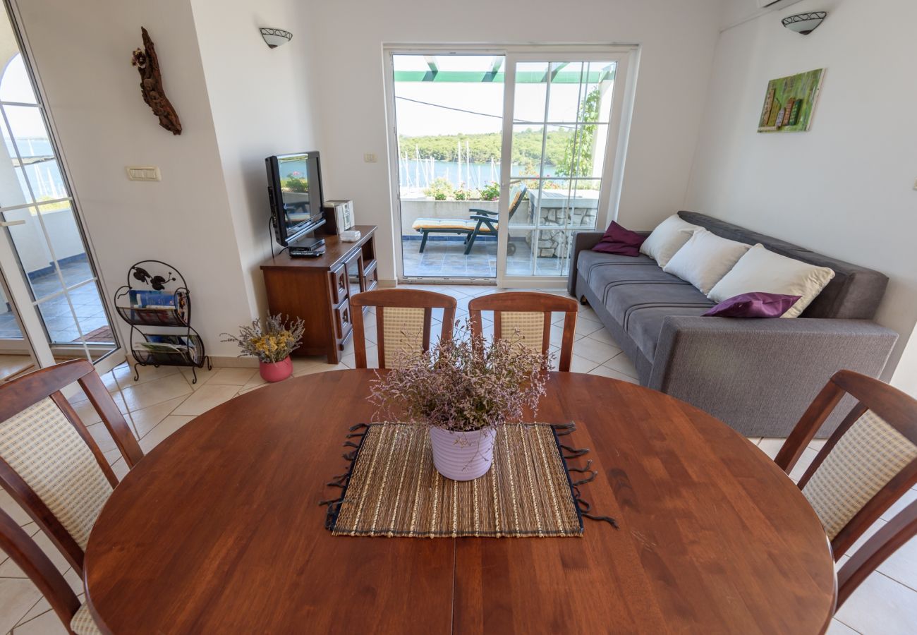 House in Veli Rat - Vacation house Mirta