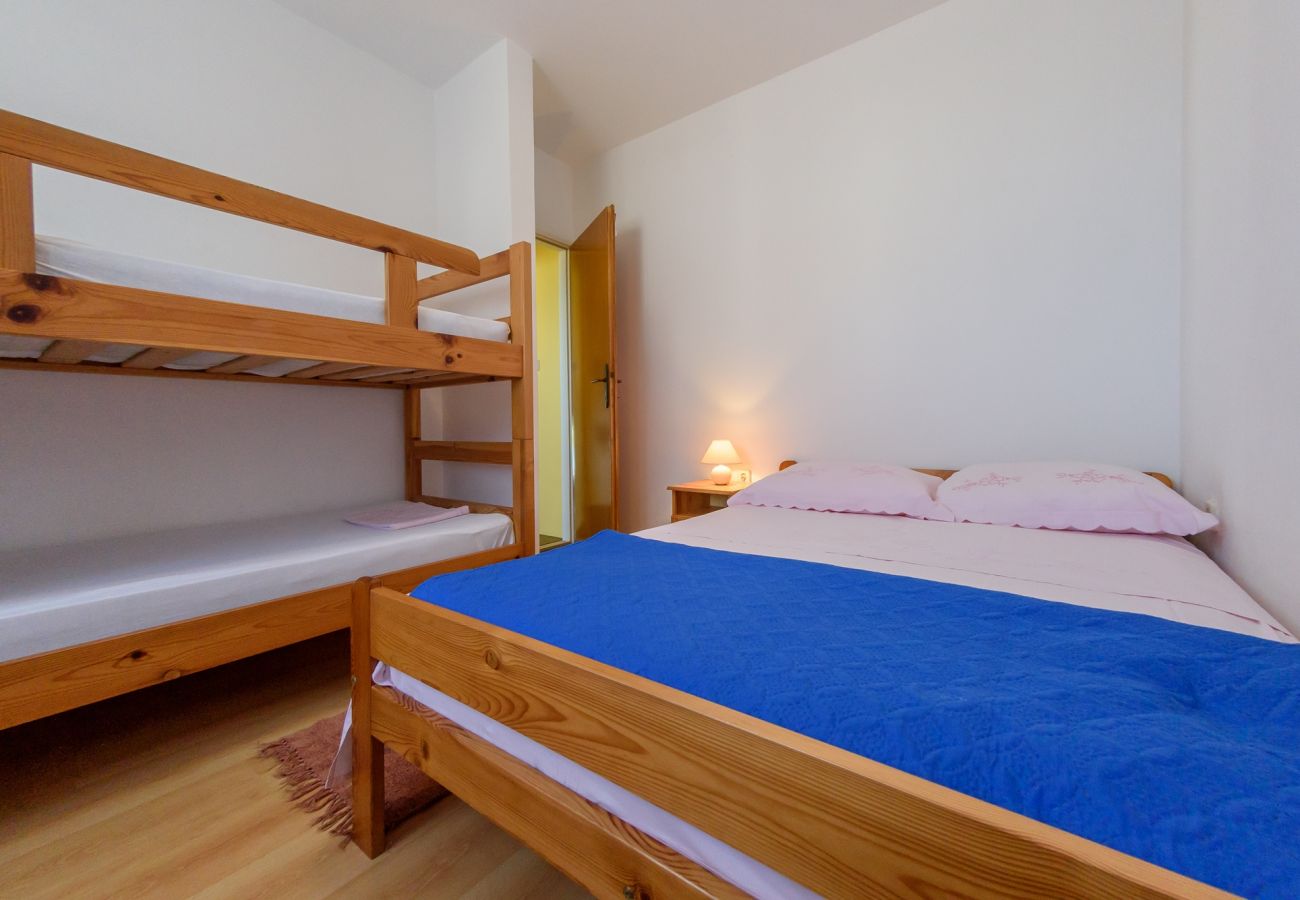 House in Veli Rat - Vacation house Mirta