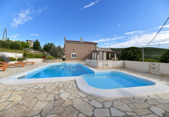 House in Kruševo - Poolincluded - Villa Krusevo House in Kruševo - Poolincluded - Villa Krusevo