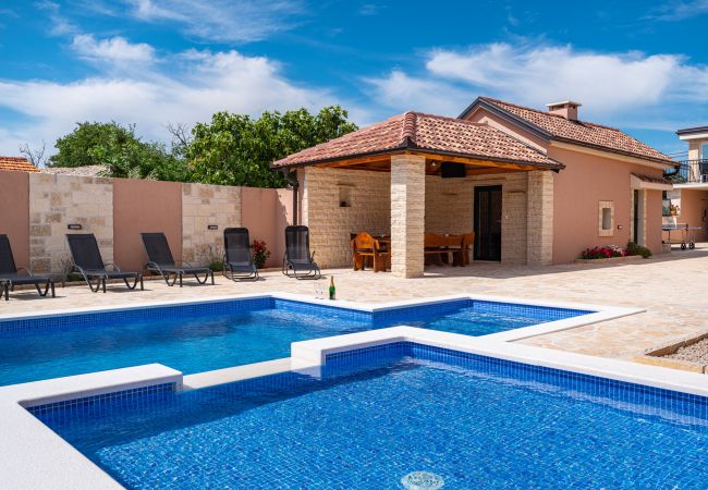 House in Perušic Benkovacki - Poolincluded - Villa Lana House in Perušic Benkovacki - Poolincluded - Villa Lana