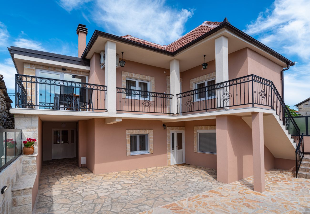 House in Perušic Benkovacki - Poolincluded - Villa Lana