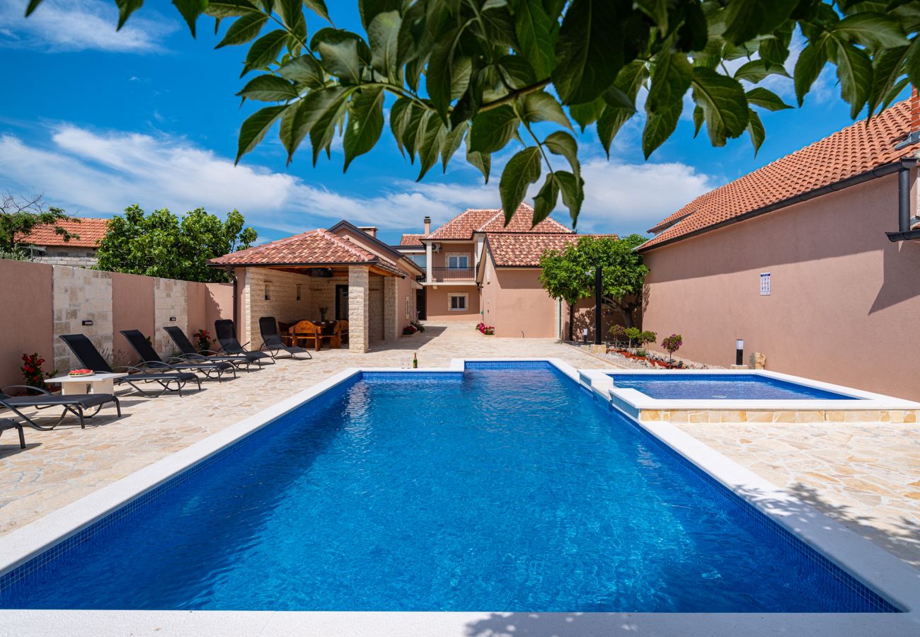 House in Perušic Benkovacki - Poolincluded - Villa Lana