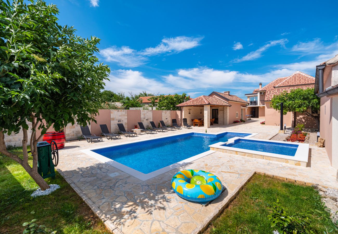 House in Perušic Benkovacki - Poolincluded - Villa Lana