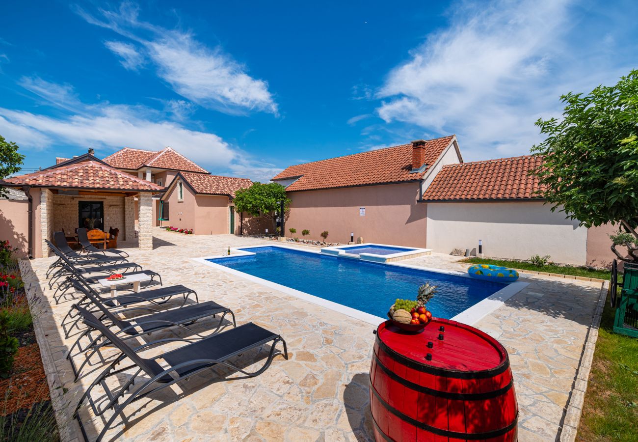 House in Perušic Benkovacki - Poolincluded - Villa Lana