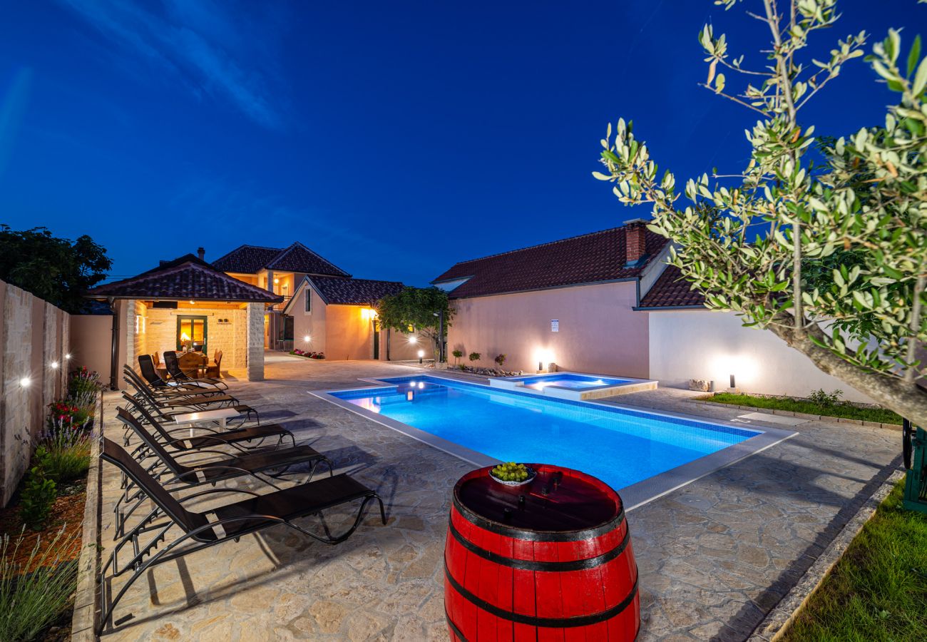 House in Perušic Benkovacki - Poolincluded - Villa Lana