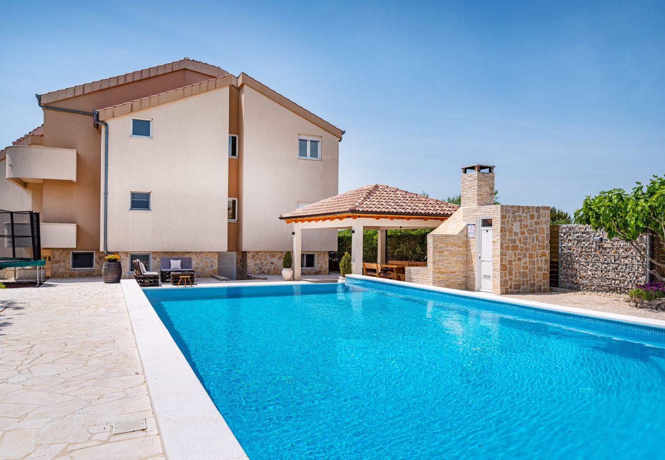 House in Pristeg - Poolincluded - holiday home Olive Garden
