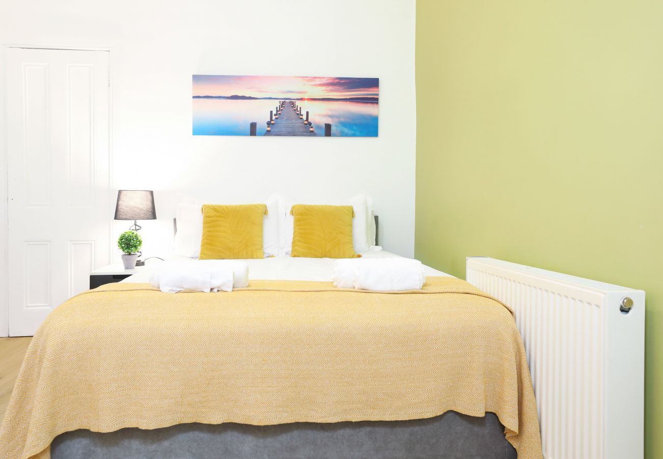 Apartment in Edinburgh - Brand New Luxurious Three Bed Apartment