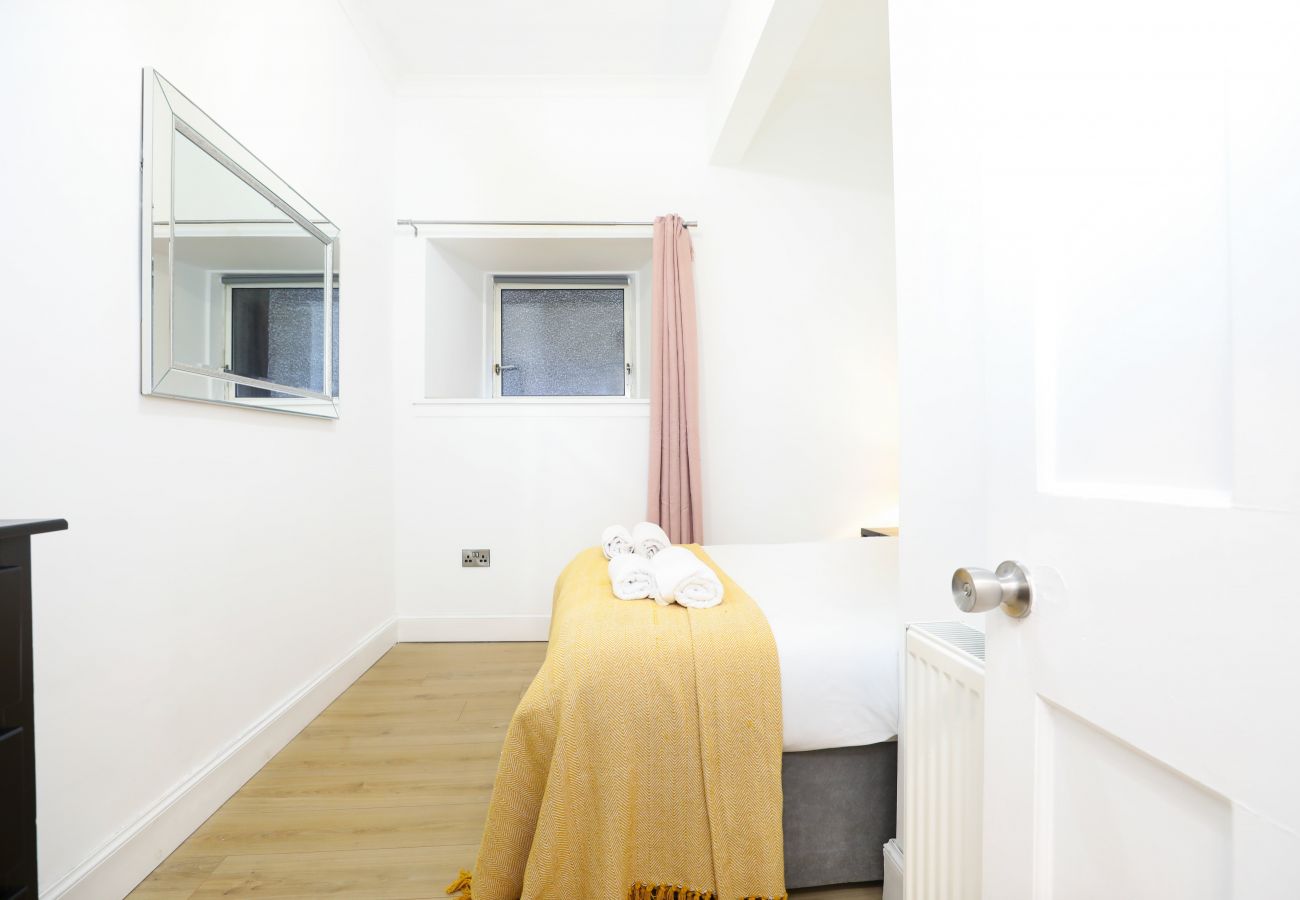 Apartment in Edinburgh - Brand New Luxurious Three Bed Apartment