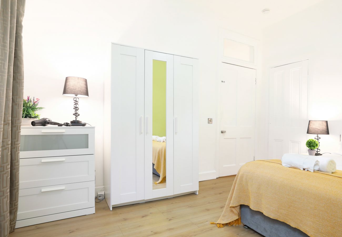Apartment in Edinburgh - Brand New Luxurious Three Bed Apartment