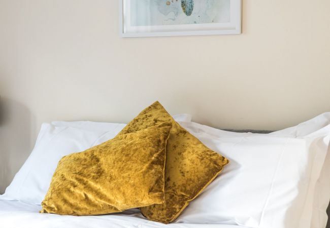 Apartment in Edinburgh - Elegant 2 Bedroom City Centre Apartment - Free Parking - Private Balcony Apartment in Edinburgh - Elegant 2 Bedroom City Centre Apartment - Free Parking - Private Balcony