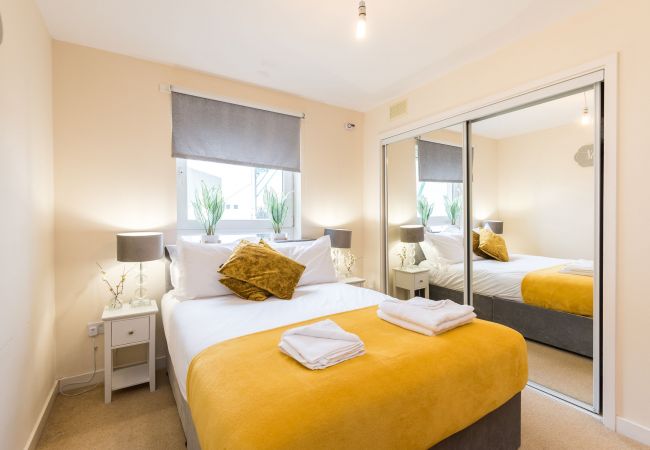 Apartment in Edinburgh - Elegant 2 Bedroom City Centre Apartment - Free Parking - Private Balcony Apartment in Edinburgh - Elegant 2 Bedroom City Centre Apartment - Free Parking - Private Balcony