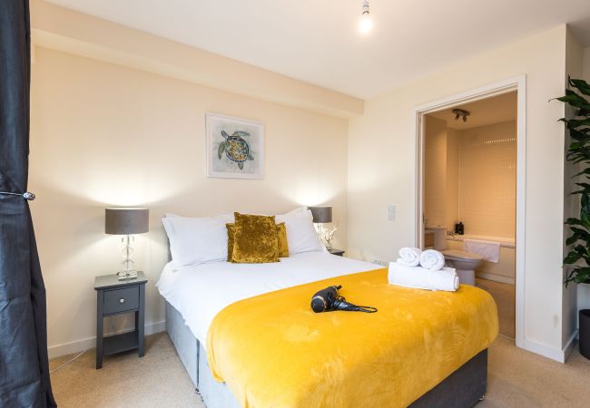 Apartment in Edinburgh - Elegant 2 Bedroom City Centre Apartment - Free Parking - Private Balcony Apartment in Edinburgh - Elegant 2 Bedroom City Centre Apartment - Free Parking - Private Balcony