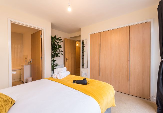 Apartment in Edinburgh - Elegant 2 Bedroom City Centre Apartment - Free Parking - Private Balcony Apartment in Edinburgh - Elegant 2 Bedroom City Centre Apartment - Free Parking - Private Balcony