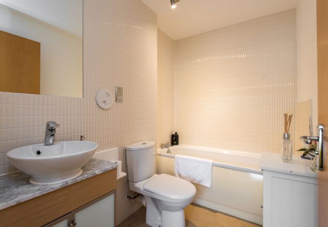 Apartment in Edinburgh - Elegant 2 Bedroom City Centre Apartment - Free Parking - Private Balcony Apartment in Edinburgh - Elegant 2 Bedroom City Centre Apartment - Free Parking - Private Balcony