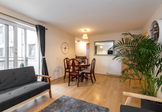 Apartment in Edinburgh - Elegant 2 Bedroom City Centre Apartment - Free Parking - Private Balcony