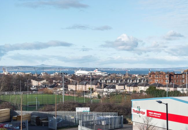 Apartment in Edinburgh - Elegant 2 Bedroom City Centre Apartment - Free Parking - Private Balcony Apartment in Edinburgh - Elegant 2 Bedroom City Centre Apartment - Free Parking - Private Balcony