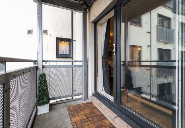 Apartment in Edinburgh - Elegant 2 Bedroom City Centre Apartment - Free Parking - Private Balcony Apartment in Edinburgh - Elegant 2 Bedroom City Centre Apartment - Free Parking - Private Balcony