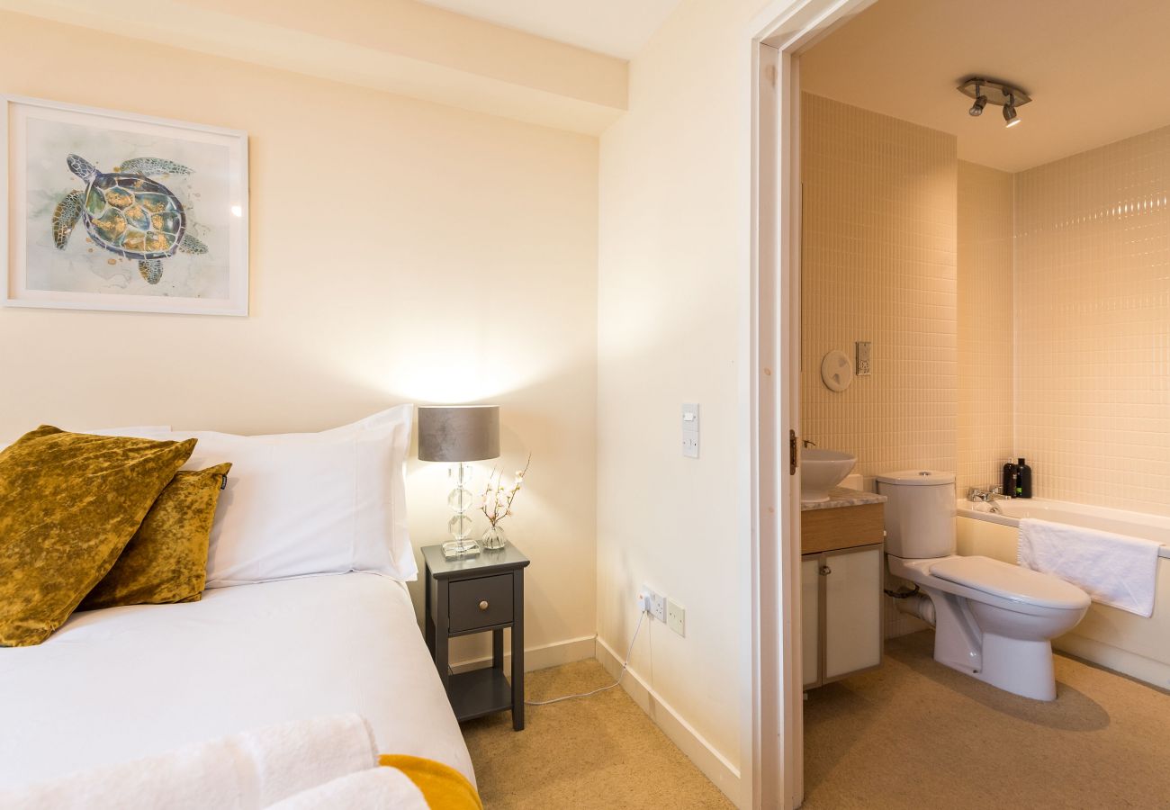 Apartment in Edinburgh - Elegant 2 Bedroom City Centre Apartment - Free Parking - Private Balcony