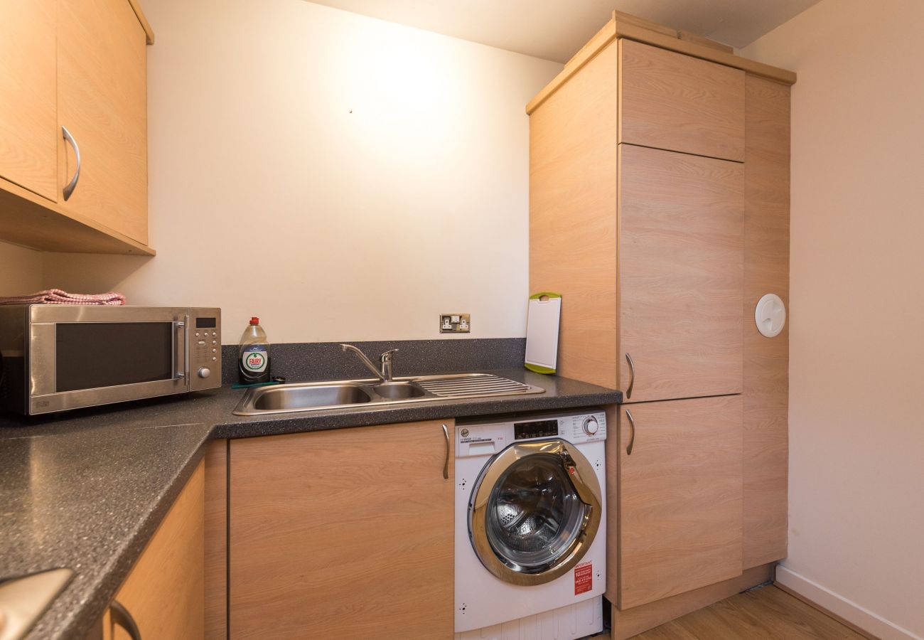 Apartment in Edinburgh - Elegant 2 Bedroom City Centre Apartment - Free Parking - Private Balcony