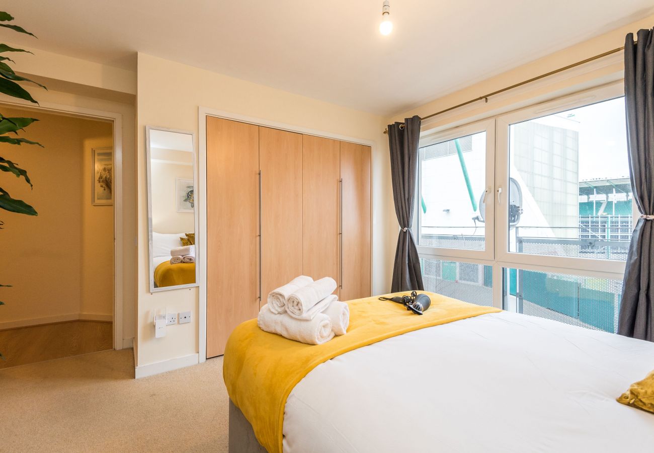 Apartment in Edinburgh - Elegant 2 Bedroom City Centre Apartment - Free Parking - Private Balcony