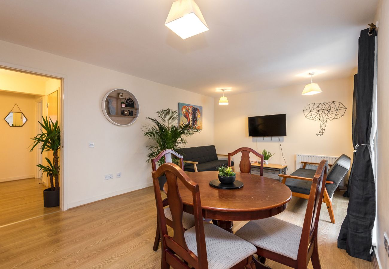 Apartment in Edinburgh - Elegant 2 Bedroom City Centre Apartment - Free Parking - Private Balcony