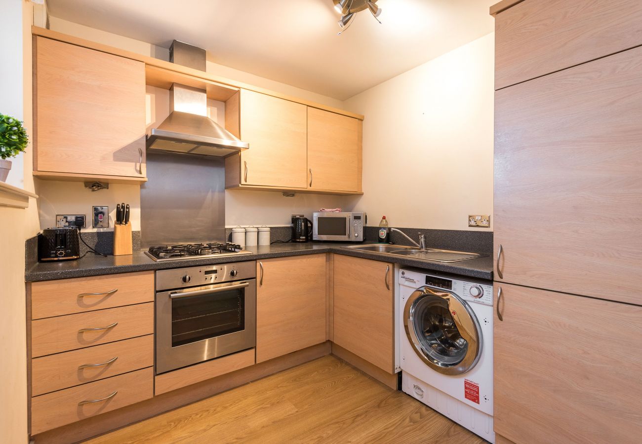 Apartment in Edinburgh - Elegant 2 Bedroom City Centre Apartment - Free Parking - Private Balcony