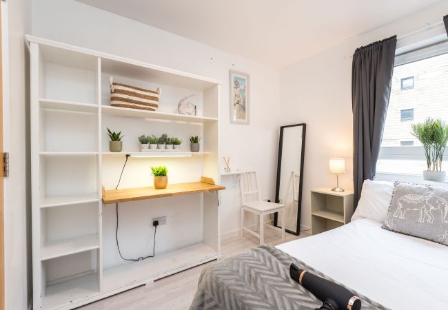 Apartment in Edinburgh - Spacious 3 Bedroom Apartment - Free Parking - Edinburgh Apartment in Edinburgh - Spacious 3 Bedroom Apartment - Free Parking - Edinburgh