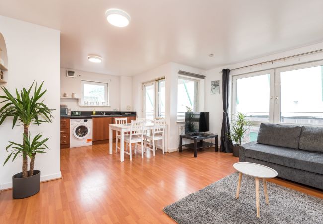 Apartment in Edinburgh - Modern Spacious 3 Bedroom City Centre Apartment - Free Parking - Private Balcony