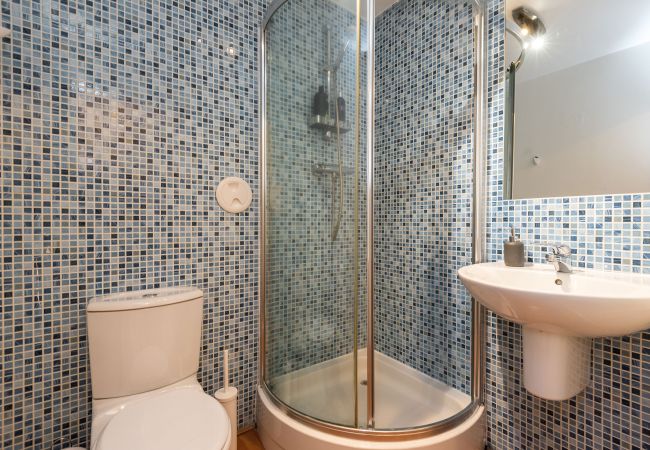 Apartment in Edinburgh - Spacious 3 Bedroom Apartment - Free Parking - Edinburgh Apartment in Edinburgh - Spacious 3 Bedroom Apartment - Free Parking - Edinburgh