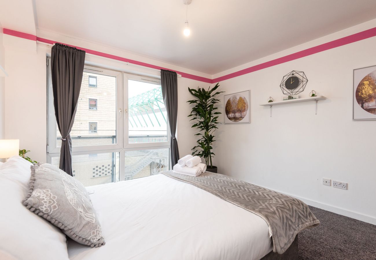 Apartment in Edinburgh - Modern Spacious 3 Bedroom City Centre Apartment - Free Parking - Private Balcony