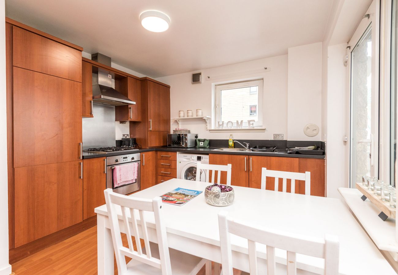 Apartment in Edinburgh - Modern Spacious 3 Bedroom City Centre Apartment - Free Parking - Private Balcony