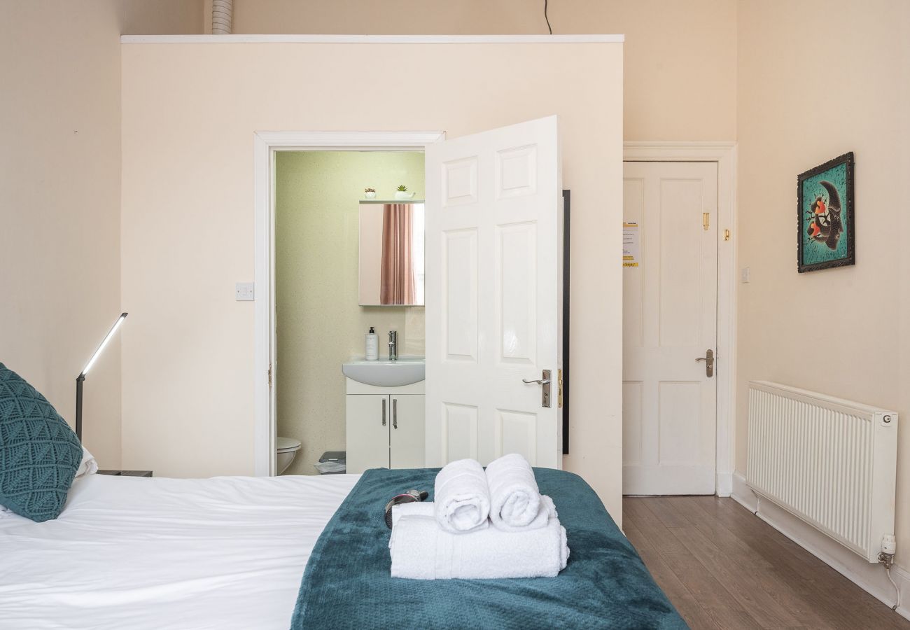Rent by room in Edinburgh - Cosy Edinburgh - Double-Room Ensuite - Spittal st