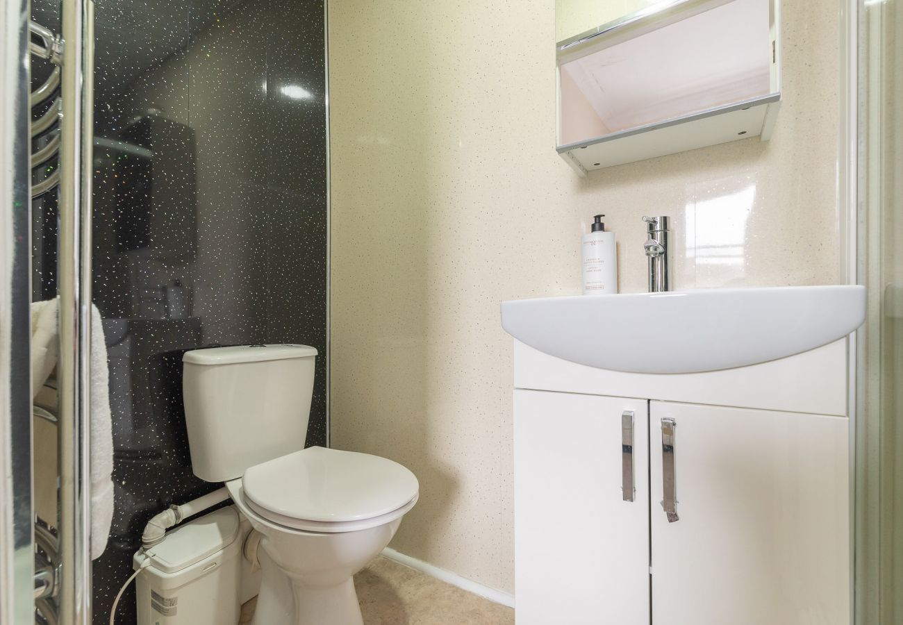 Rent by room in Edinburgh - Immaculate Quad-Room Ensuite - Edinburgh