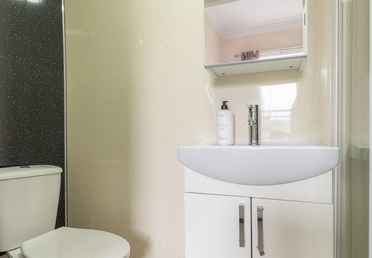 Rent by room in Edinburgh - Immaculate Quad-Room Ensuite - Edinburgh