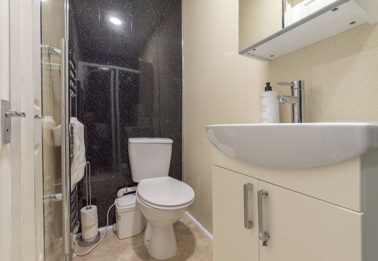 Rent by room in Edinburgh - Immaculate Quad-Room Ensuite - Edinburgh
