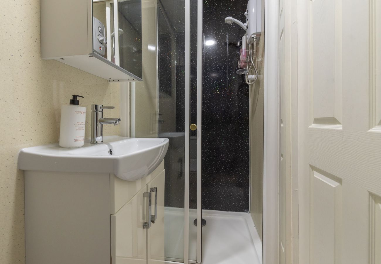 Rent by room in Edinburgh - Immaculate Quad-Room Ensuite - Edinburgh