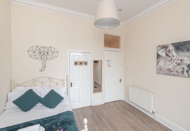 Rent by room in Edinburgh - Welcoming Edinburgh - Double-Room Ensuite - Spittal st