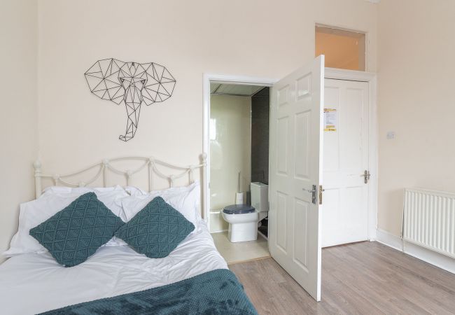 Rent by room in Edinburgh - Welcoming Edinburgh - Double-Room Ensuite - Spittal st