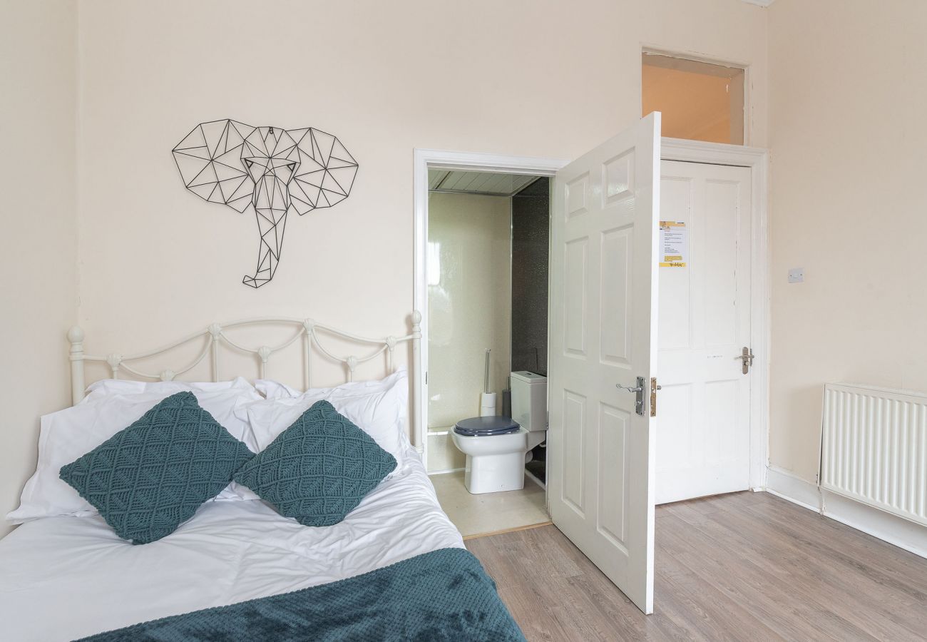 Rent by room in Edinburgh - Tranquil Quad-Room Ensuite - Edinburgh