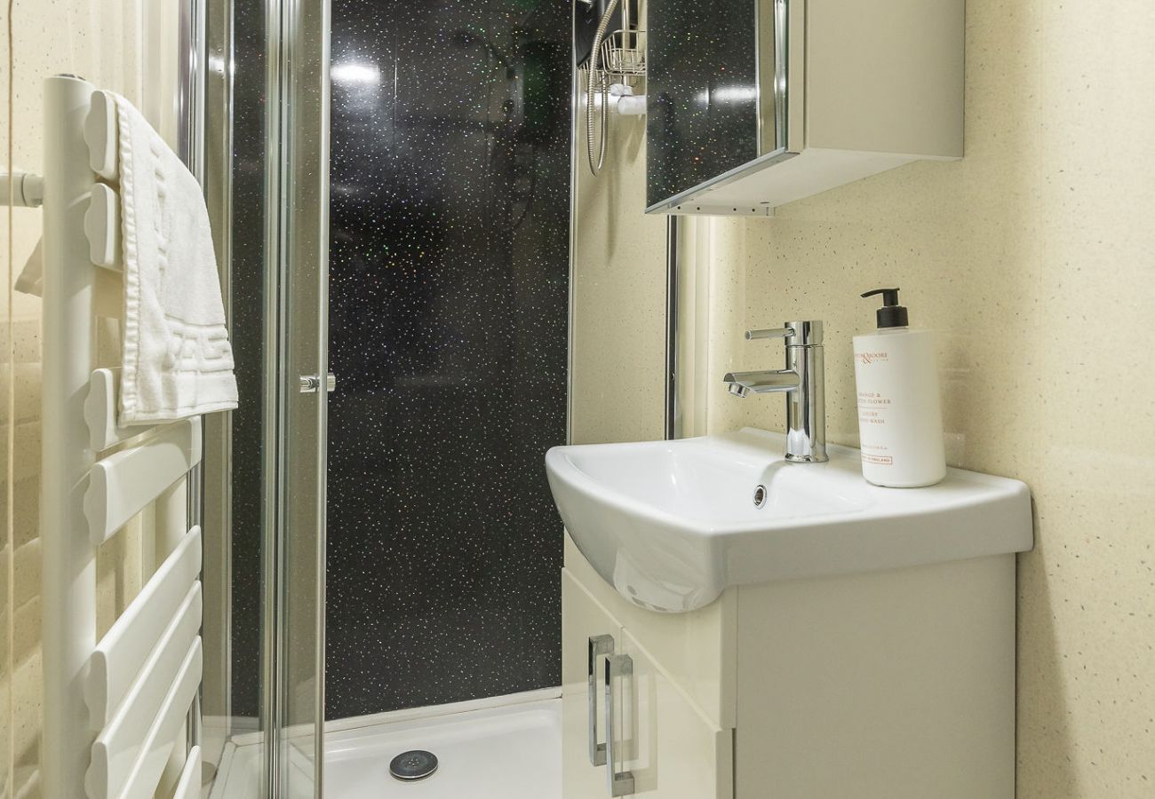 Rent by room in Edinburgh - Tranquil Quad-Room Ensuite - Edinburgh