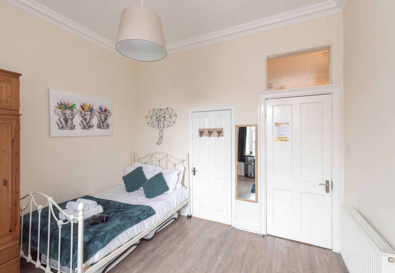 Rent by room in Edinburgh - Tranquil Quad-Room Ensuite - Edinburgh