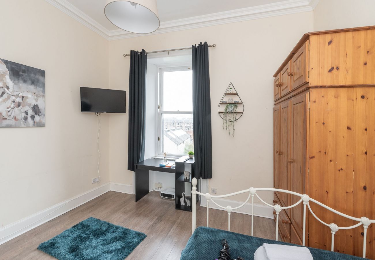 Rent by room in Edinburgh - Tranquil Quad-Room Ensuite - Edinburgh