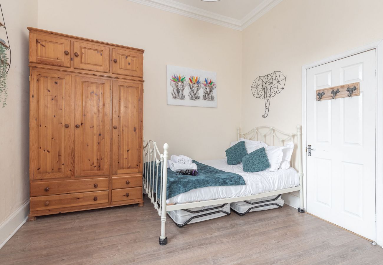 Rent by room in Edinburgh - Tranquil Quad-Room Ensuite - Edinburgh