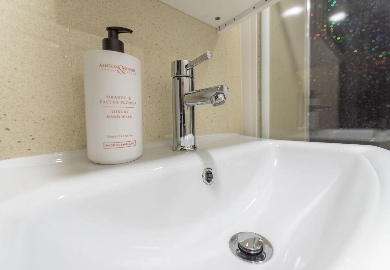Rent by room in Edinburgh - Tranquil Quad-Room Ensuite - Edinburgh