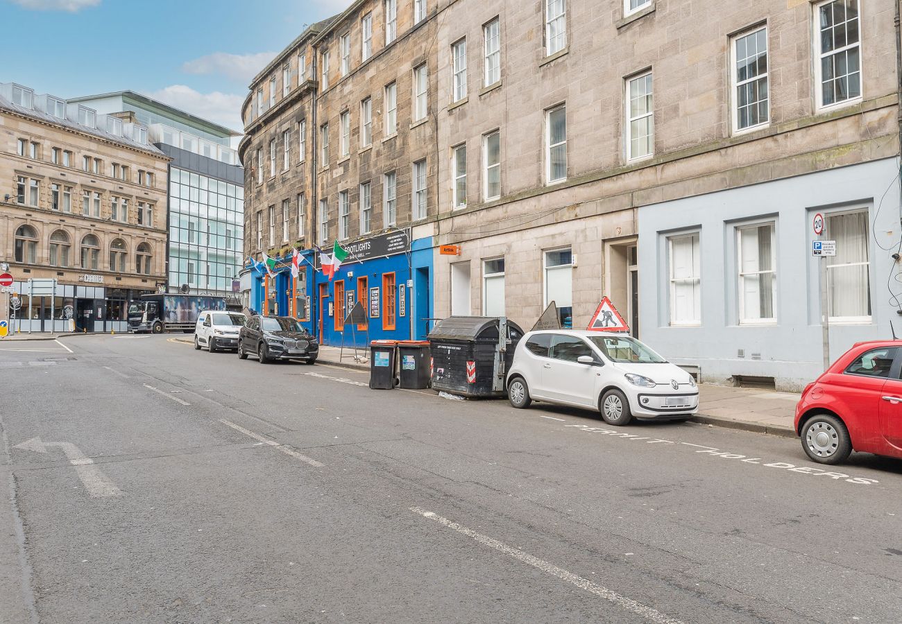 Rent by room in Edinburgh - Tranquil Quad-Room Ensuite - Edinburgh