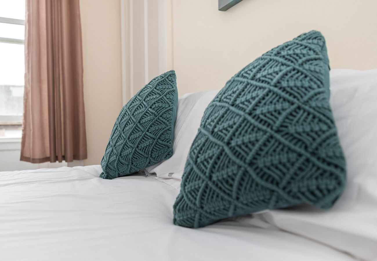 Rent by room in Edinburgh - Tranquil Quad-Room Ensuite - Edinburgh