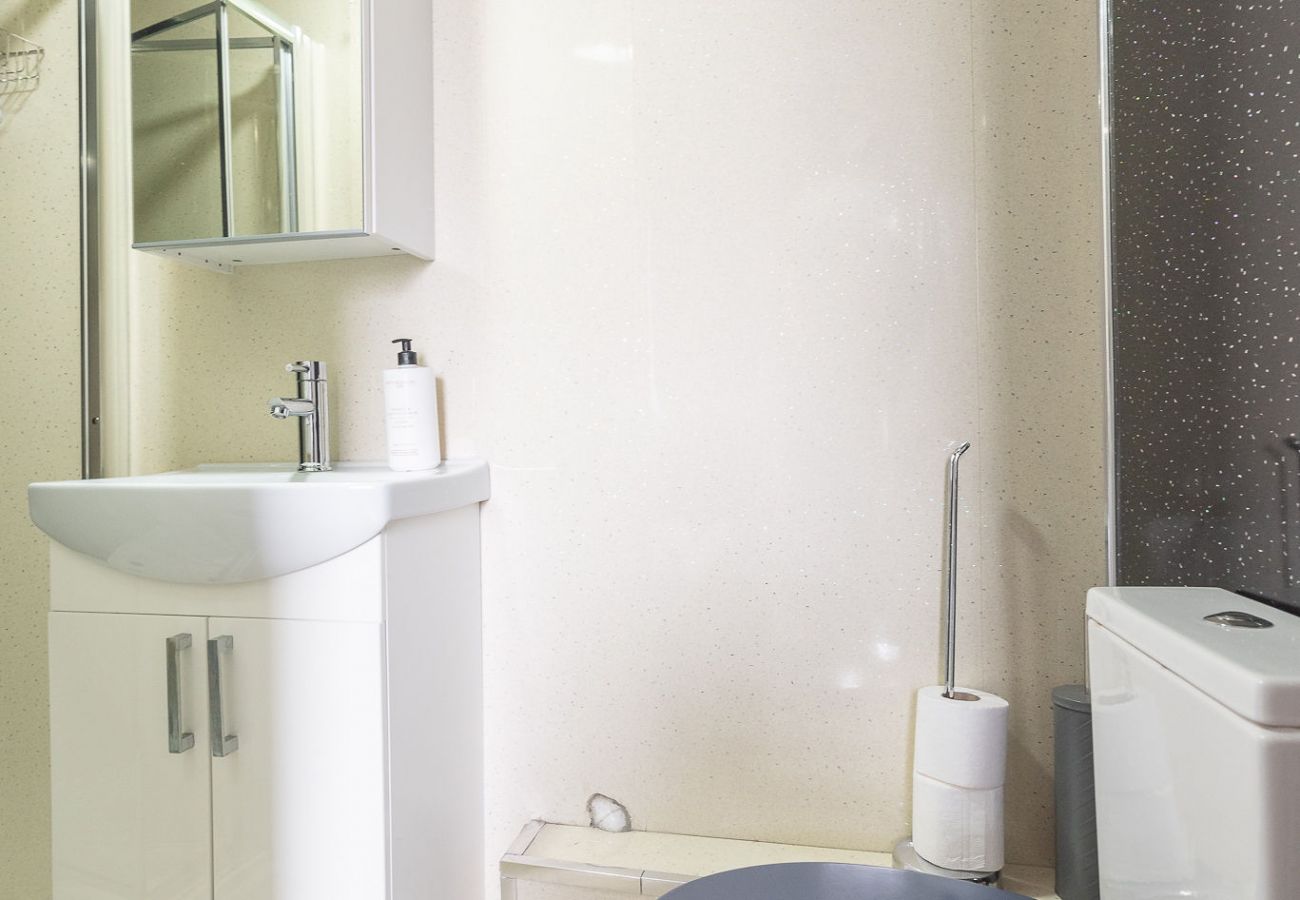 Rent by room in Edinburgh - Tranquil Quad-Room Ensuite - Edinburgh