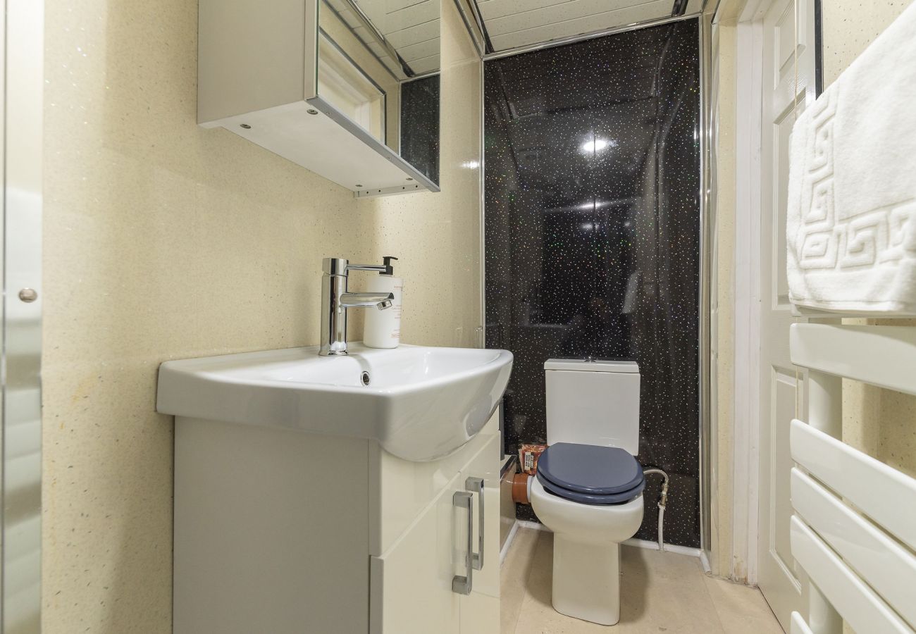 Rent by room in Edinburgh - Tranquil Quad-Room Ensuite - Edinburgh