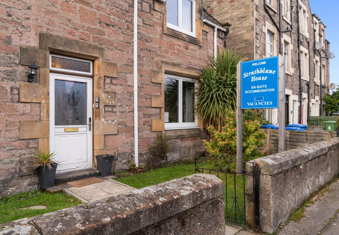 Rent by room in Inverness - mySTAYINN Strathblane Guest House Room 1 